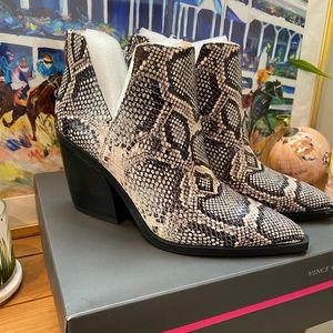 Vince Camuto Gigietta Booties Ash Snake print 9